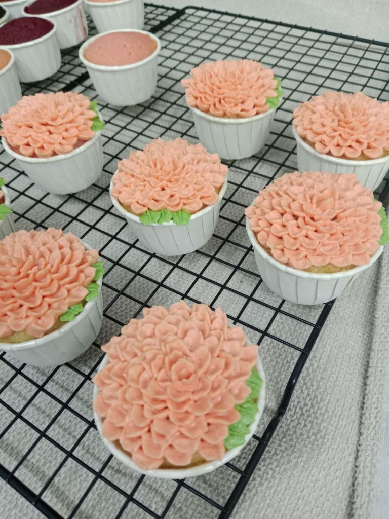 Chrysanthemum Cupcake by COCAKERY
