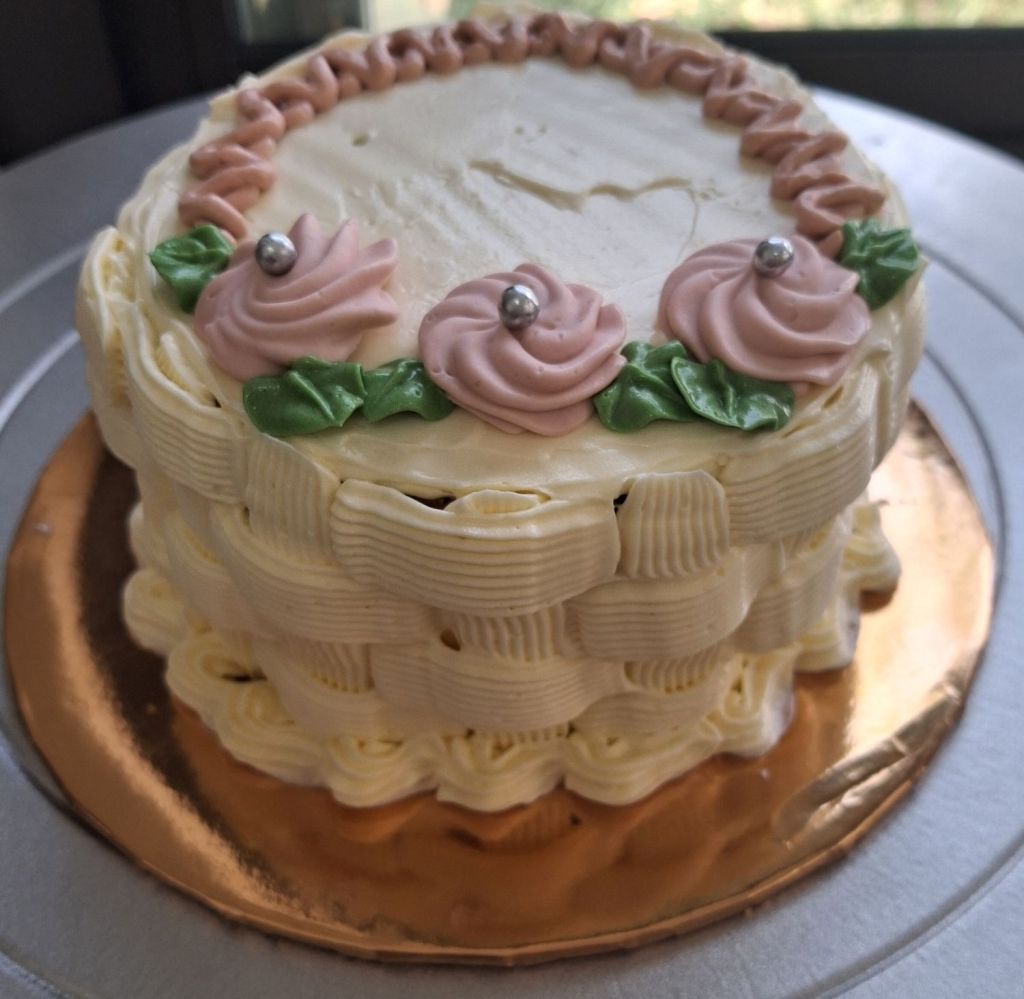 Mini Flower Basket Cake with Lilac Flowers by COCAKERY